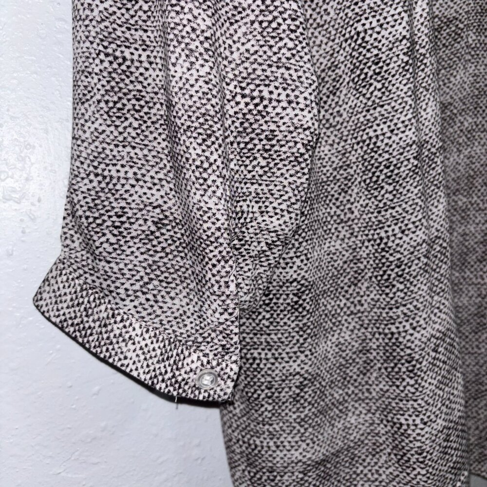 Grand & Greene Rayon Roll Tab Sleeve V-Neck Blouse Gray Black Print 1X - Picture 4 of 13